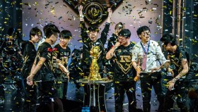 季后赛首日：FPX 3-1 WE，率先晋级下一轮，下路Gumayusi表现亮眼。