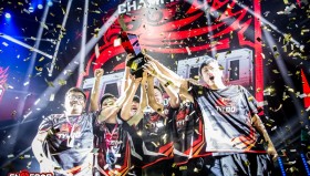 Na‘Vi动态：ANGE1激情指挥带动全场，队伍上下气势如虹。